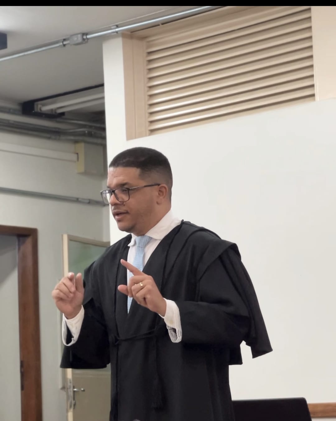 Jéfferson de toga sustentando oralmente no fórum