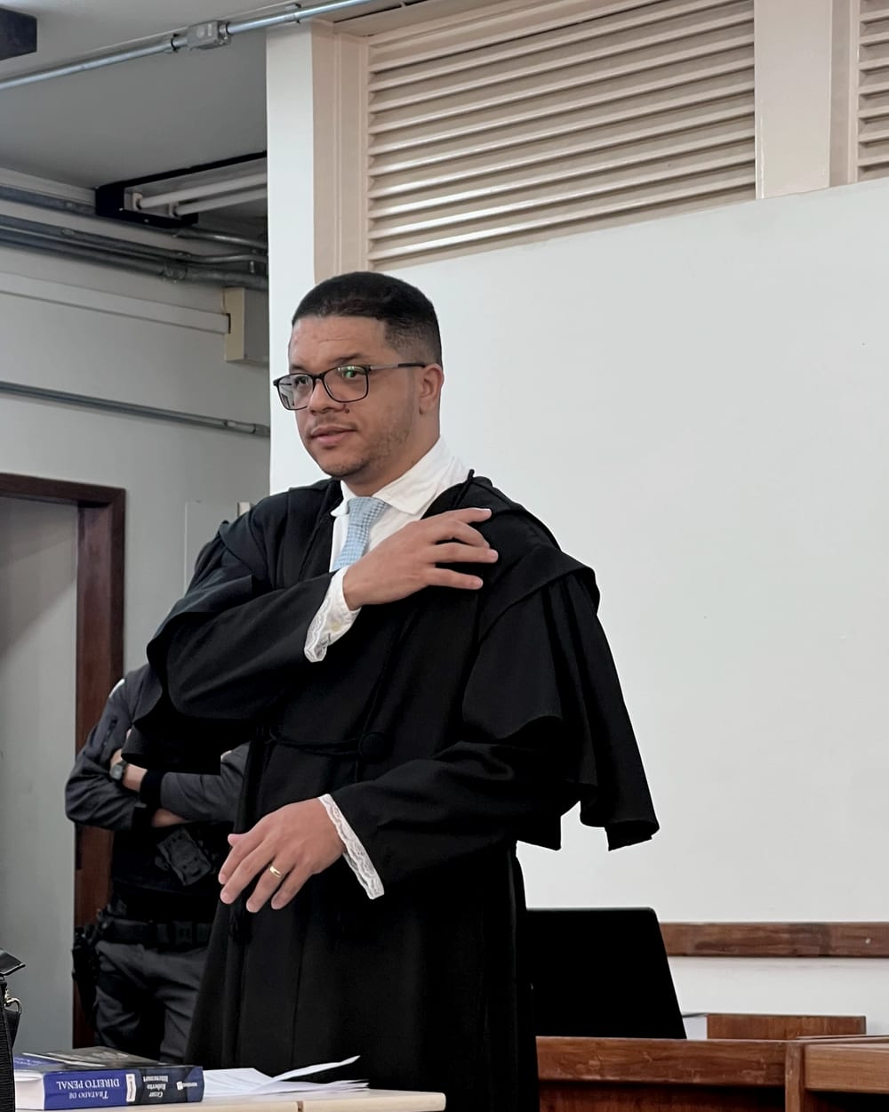 Jéfferson vestindo a toga antes da sessão